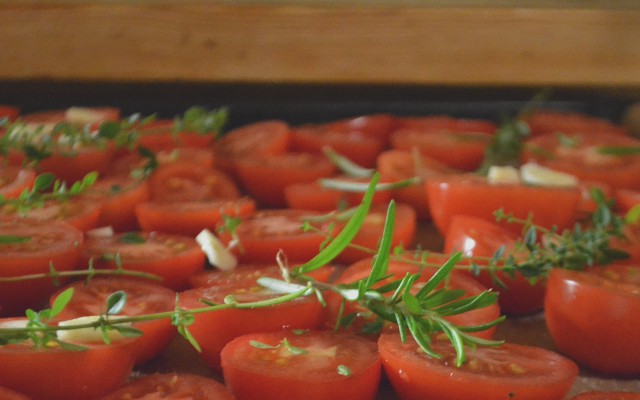 Ugnstorkade tomater med timjan, rosmarin och vitlök