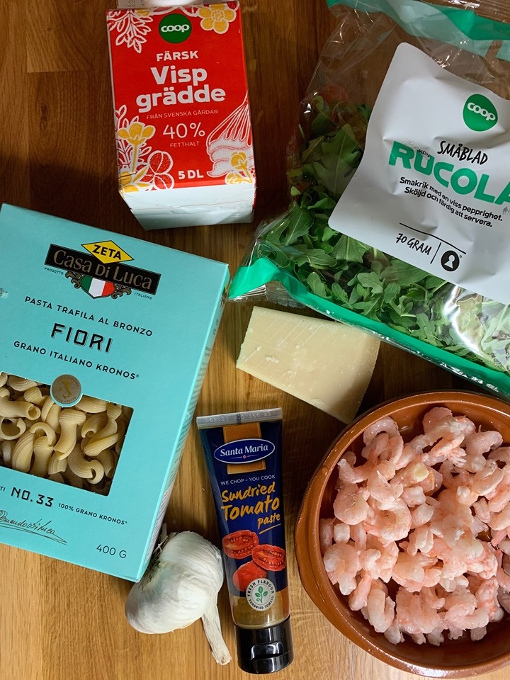 Enkel pasta med räkor och soltorkad tomat – Chili con Karin